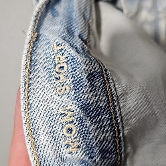 American Eagle light wash distressed style size 2 mom high rise jean shorts - Picture 6 of 7